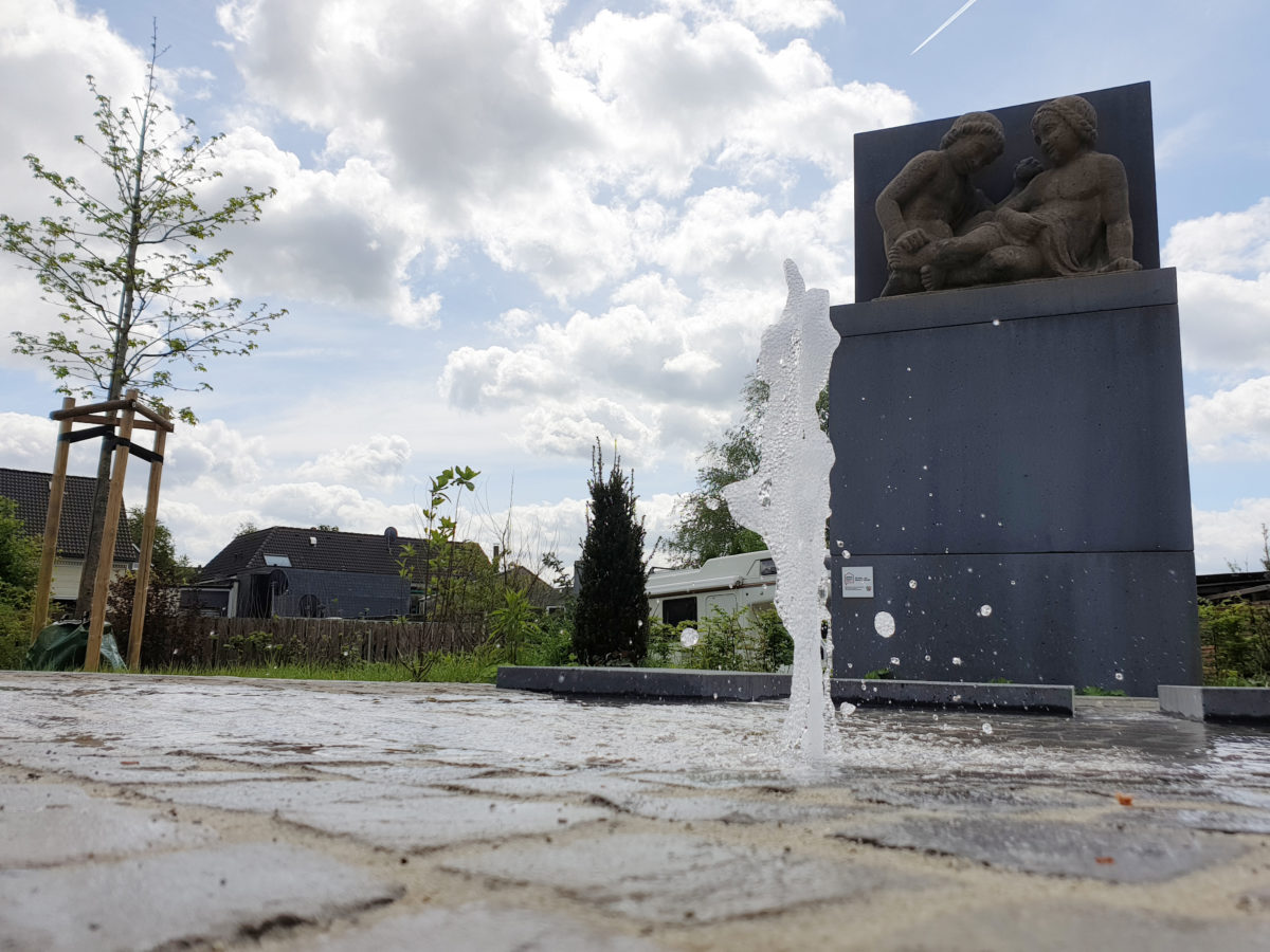 Heimat-Fonds „Erinnerungskultur Steinernes Badepärchen der alten Badeanstalt Lüttringhausen“ in Verbindung mit einem Wasserspiel am historischen Rathaus Remscheid-Lüttringhausen ist umgesetzt. Foto: Sascha von Gerishem